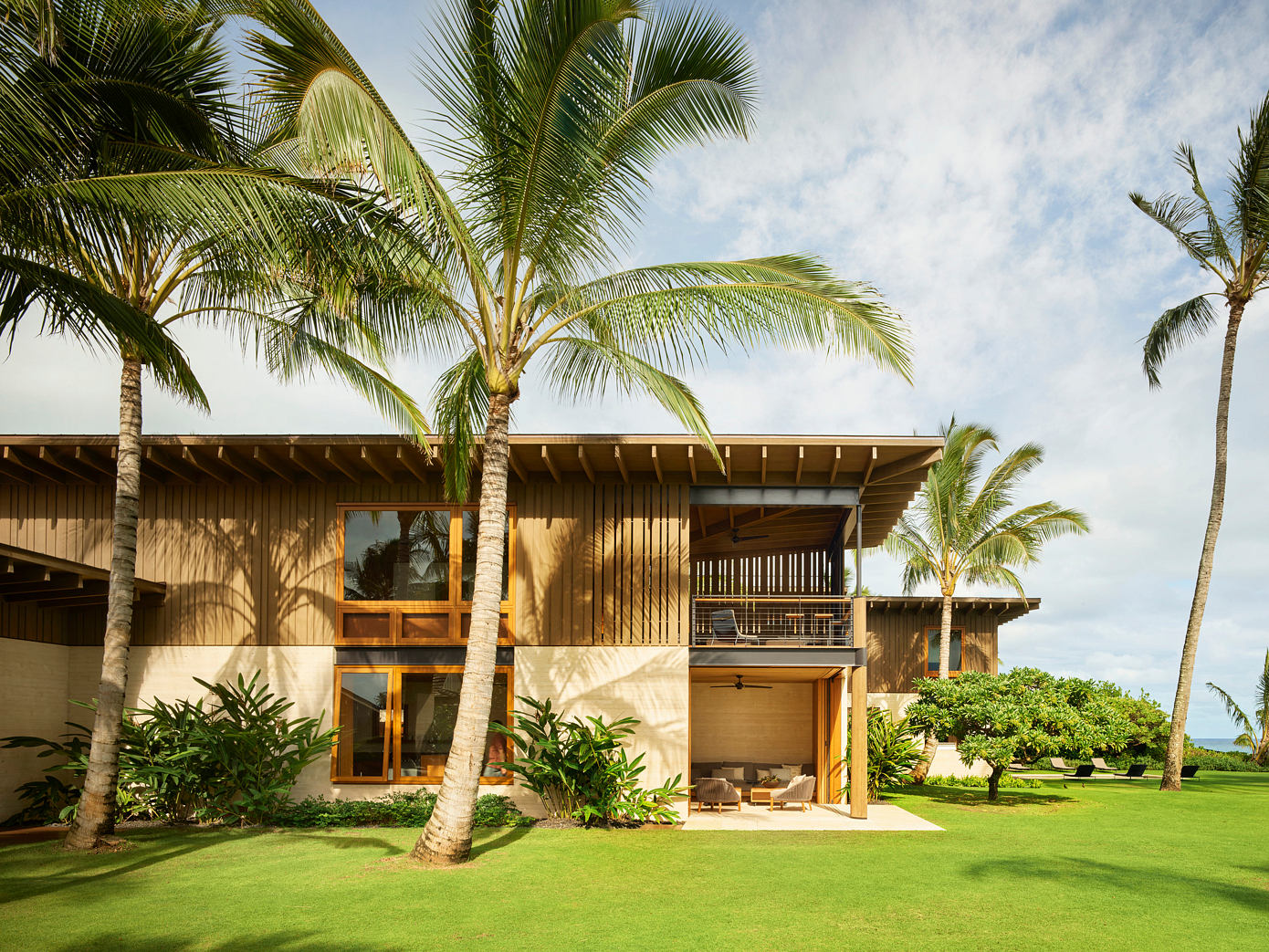 hale-nukumoi-hawaiian-beach-house-by-walker-warner-003