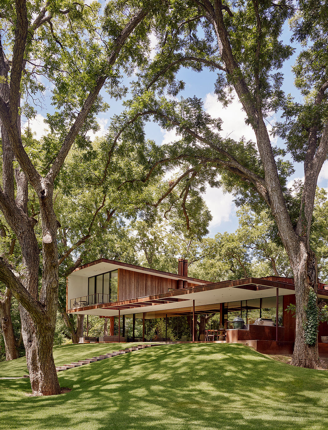 River Hills Residence: Lakeside Retreat in Austin