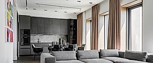 Modern Apartment with Vibrant Contemporary Art: A Harmonious Balance of Light and Dark Tones in Moscow
