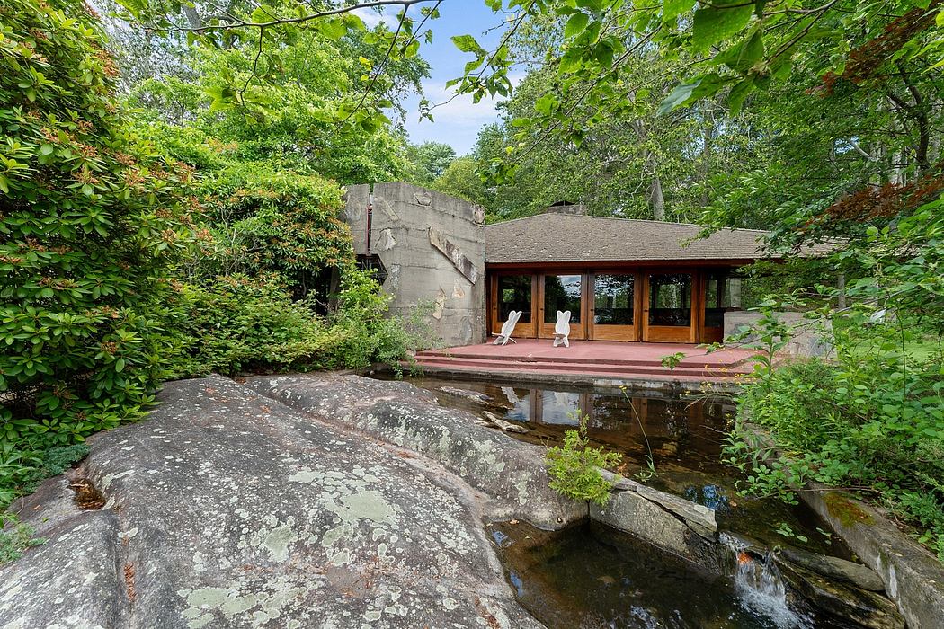 Cantilevered deck over the lake