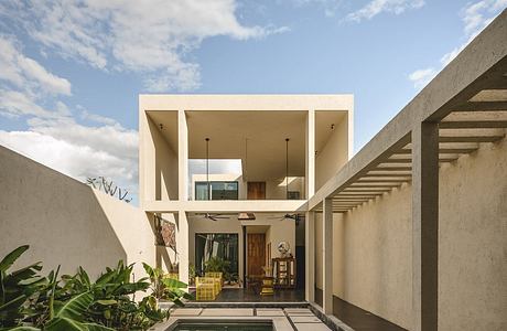 Casa Umbral by Taller Estilo Arquitectura