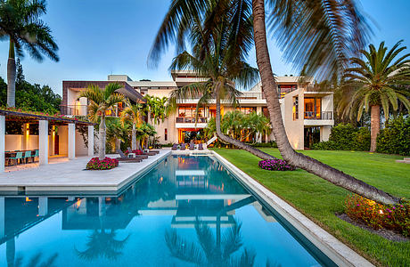 Casey Key Residence is a Serene and Thoughtfully Designed Coastal Retreat