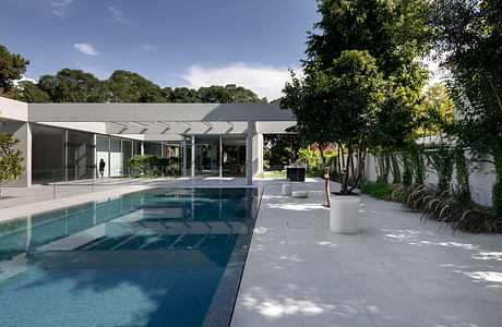A Home that is the Perfect Canvas by Nitzan Horowitz