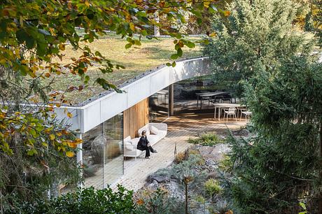 Banánka House features Y-Shaped Floor Plan Dividing Garden into Segments - 1