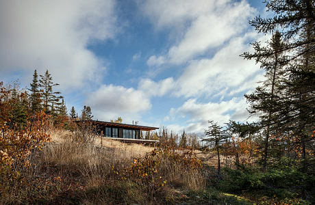 Burnt Rock: Olson Kundig Cabin Cantilevers Over Remote Minnesota Meadow