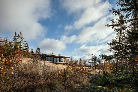 Burnt Rock: Olson Kundig Cabin Cantilevers Over Remote Minnesota Meadow - 1