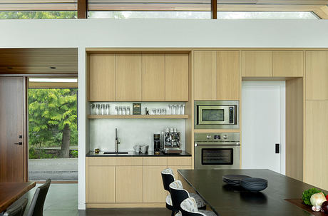 Academy Highlands: Contemporary Home Integrated into its Natural Environment - 4