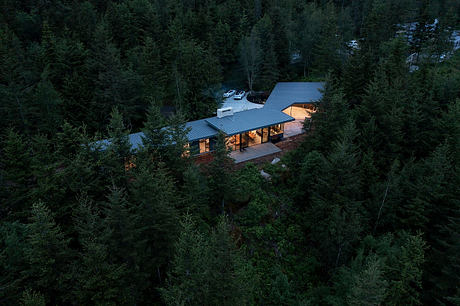 Academy Highlands: Contemporary Home Integrated into its Natural Environment - 10