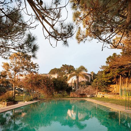 AIP Azóia Villa Merges with Nature Above the Cliffs of Portugal’s Azóia - 8