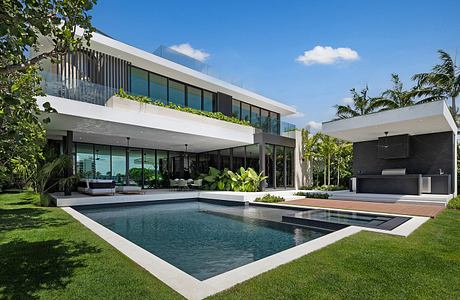5515 Pine Tree Drive by SDH Studio Architecture Design