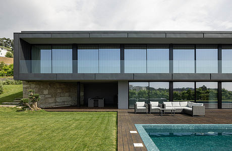 Casa da Encosta by Ricardo Azevedo Arquitecto