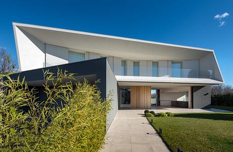 [FRA]me: Contemporary Architecture with Unique Geometric Elements