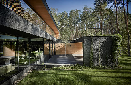 Forest House: A Calm Retreat in Warsaw