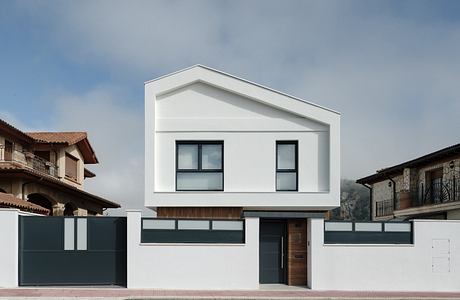 Mara House by Esther Vicario Azcona