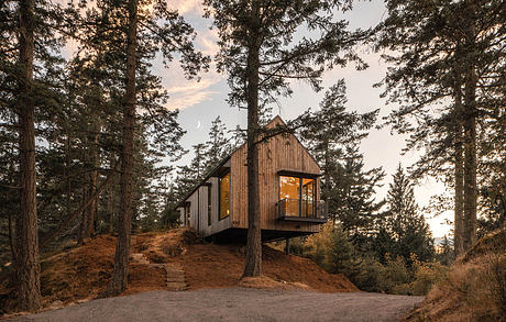 North South House Suspends a Family Cabin Above a Forested Ridge Site - 1
