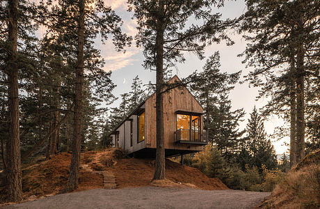 North South House Suspends a Family Cabin Above a Forested Ridge Site