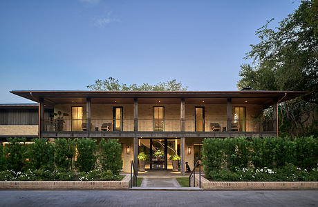 Oak Creek Court Reframes Family Life Around an Oak-Lined Creek Home