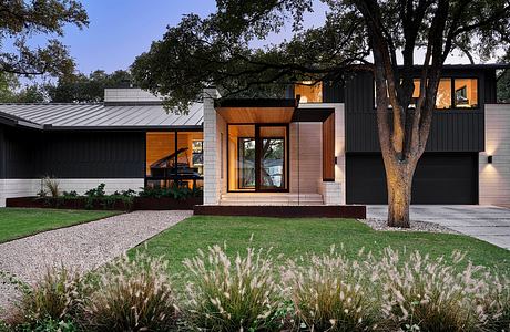 River Road Reorganizes a Ranch Home for Easy Flow and Southern Light