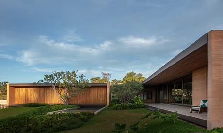 Taipa House Reimagines Vernacular Taipa For a Warm Modern Retreat - 1