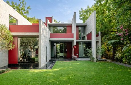 Trees Sliced Through Recasts Family Living Around Open Courtyards