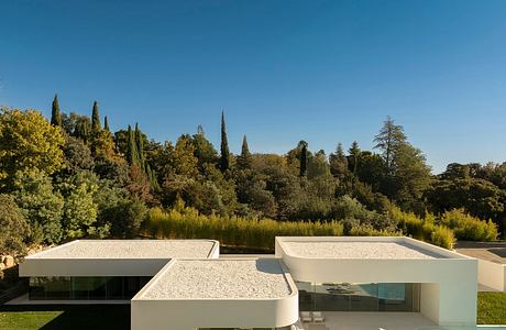 Villa 18 Balances Three Volumes for Lakeside Living