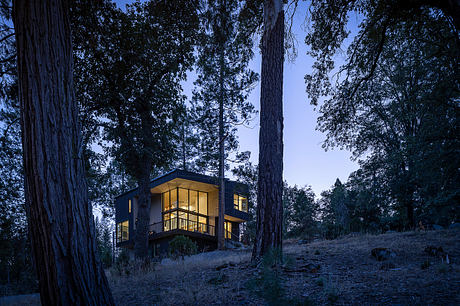 Yosemite Cabin Recasts a Tight Plan Into a Family Mountain Haven - 1