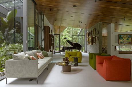 Travelers’ House: Tent-Like Roof Orients Life Around a Central Atrium - 4