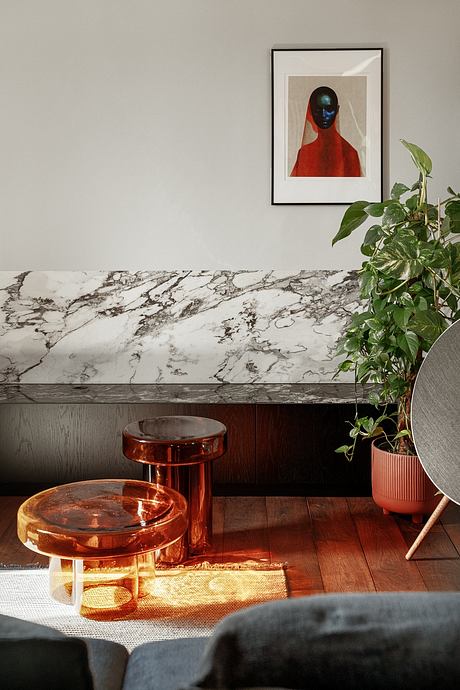 KSS Apartment Frames Warm Modern Interiors with Marble and Velvet - 4