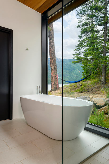 Lake Cle Elum Shapes A Modern Cabin For Snow, Sun, And Fire Year-Round - 6