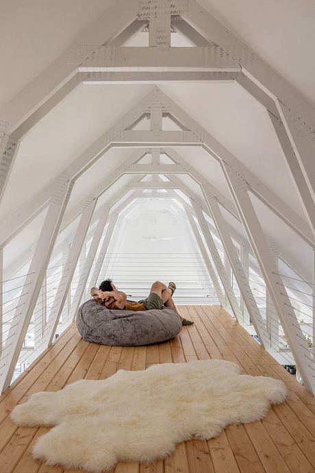 North South House Suspends a Family Cabin Above a Forested Ridge Site - 6