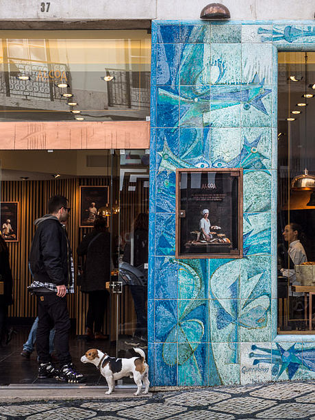 Pastelaria Alcôa: Wood, Stone, and Copper Revive a Lisbon Bakery Shop - 6
