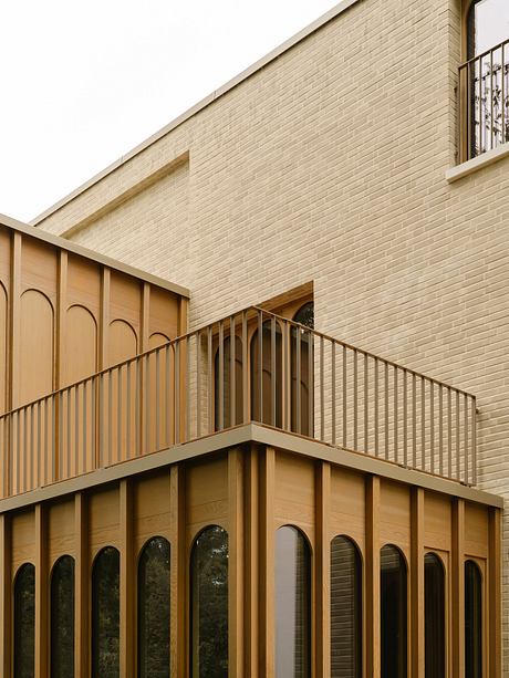 Sankt Göres Refines Arches, Oak for Quiet Living in Düsseldorf - 7