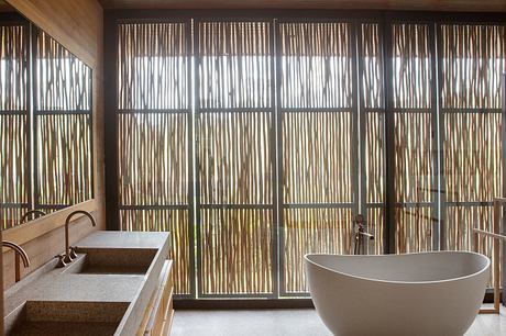 Taipa House Reimagines Vernacular Taipa For a Warm Modern Retreat - 7