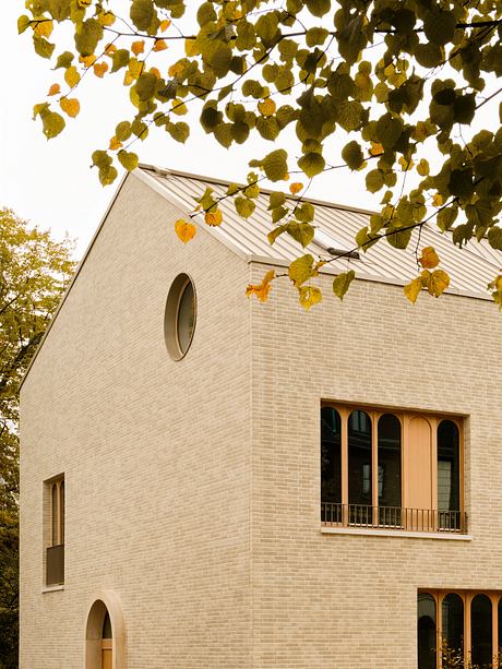 Sankt Göres Refines Arches, Oak for Quiet Living in Düsseldorf - 8