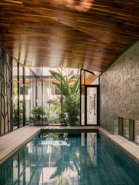 Travelers’ House: Tent-Like Roof Orients Life Around a Central Atrium - 7