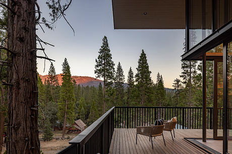 Yosemite Cabin Recasts a Tight Plan Into a Family Mountain Haven - 7