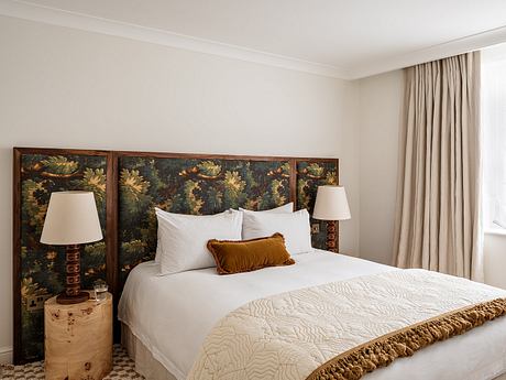 Notting Hill Flat — Light-Filled Rooms, Vintage Notes, Marble Quiet - 4