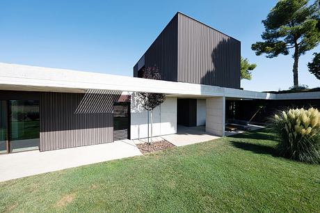 House in Misano Adriatico Pairs Warm Wood With Cool Stone Surfaces - 7