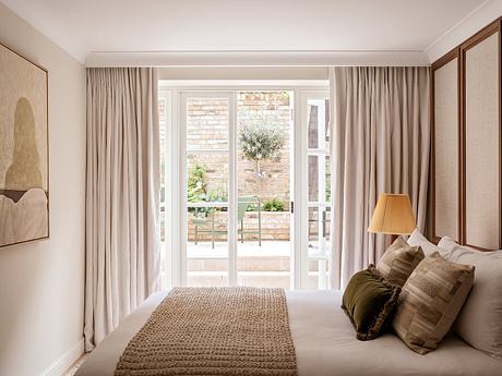 Notting Hill Flat — Light-Filled Rooms, Vintage Notes, Marble Quiet - 5