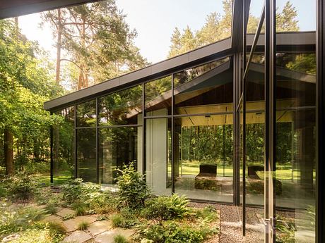 Travelers’ House: Tent-Like Roof Orients Life Around a Central Atrium - 9