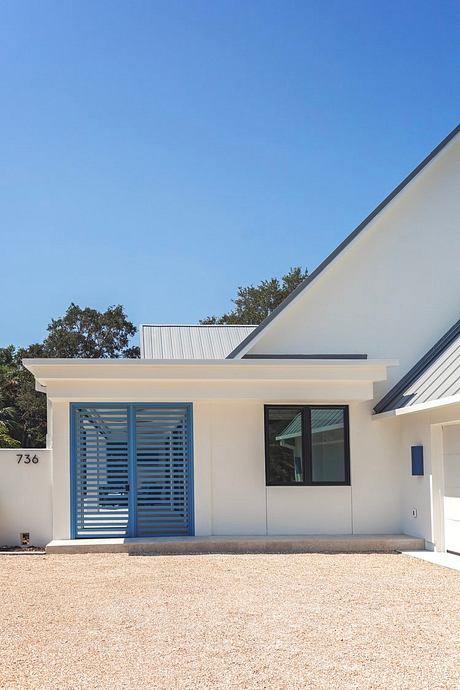 Central Beach Contemporary by Swarc Studio - 9