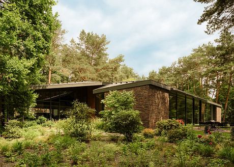 Travelers’ House: Tent-Like Roof Orients Life Around a Central Atrium - 10