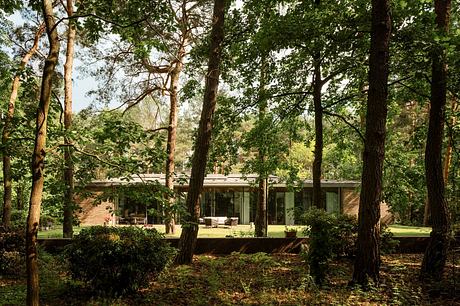 Travelers’ House: Tent-Like Roof Orients Life Around a Central Atrium - 11