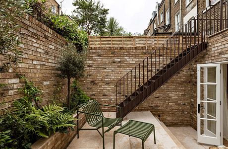 Notting Hill Flat — Light-Filled Rooms, Vintage Notes, Marble Quiet