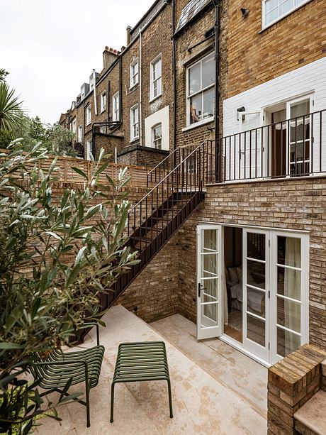 Notting Hill Flat — Light-Filled Rooms, Vintage Notes, Marble Quiet - 9