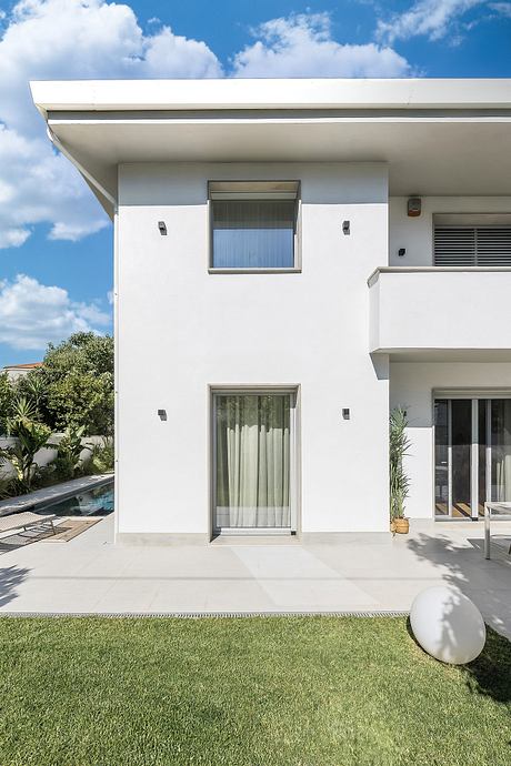 Villa Rosita Marries Past And Present Across Light-Filled Rooms - 11