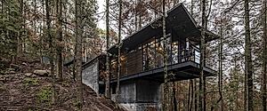 Casa Oruç: A Dramatic Descent From Pines to a Floating Forest Home