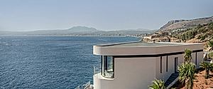 Cliff Villa: Coastal Refuge Shaped by Wind, Light, and Sea Horizons