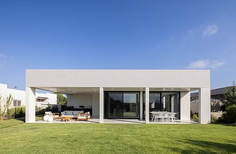 HR House by Nimrod Cohen