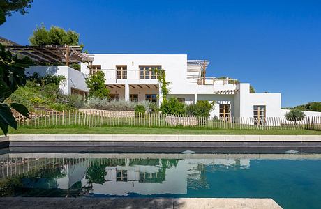 Maison NI: White Volumes and Sea Light Above Marseille’s L’Estaque